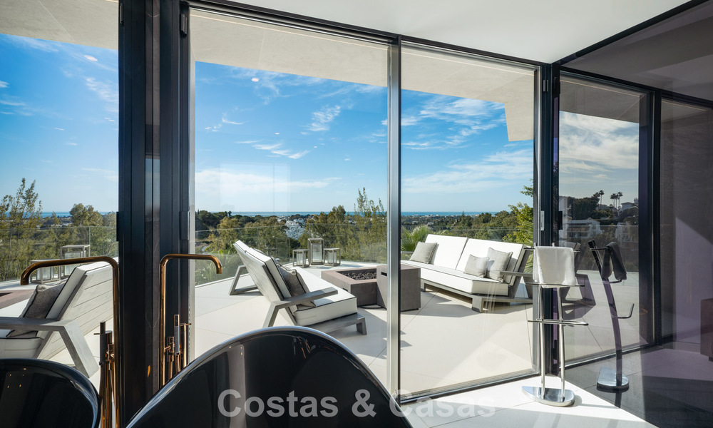Villa de diseño vanguardista con vistas panorámicas al mar en venta en una comunidad cerrada en Benahavis - Marbella 779984