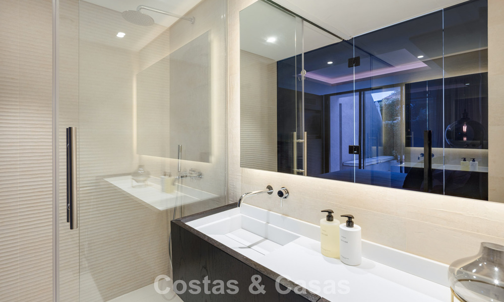 Villa de diseño vanguardista con vistas panorámicas al mar en venta en una comunidad cerrada en Benahavis - Marbella 779988