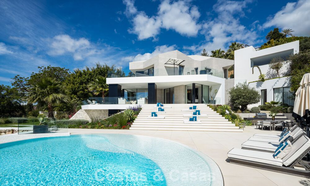 Villa de diseño vanguardista con vistas panorámicas al mar en venta en una comunidad cerrada en Benahavis - Marbella 779997