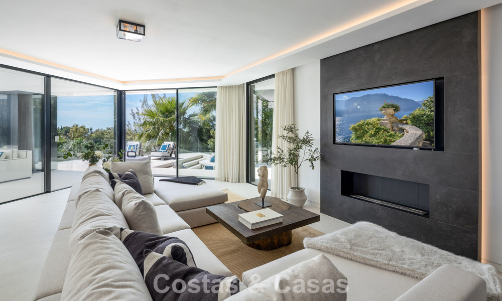 Villa de diseño vanguardista con vistas panorámicas al mar en venta en una comunidad cerrada en Benahavis - Marbella 780000