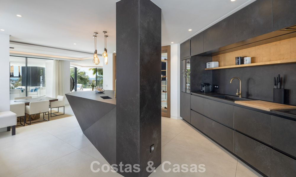 Villa de diseño vanguardista con vistas panorámicas al mar en venta en una comunidad cerrada en Benahavis - Marbella 780007
