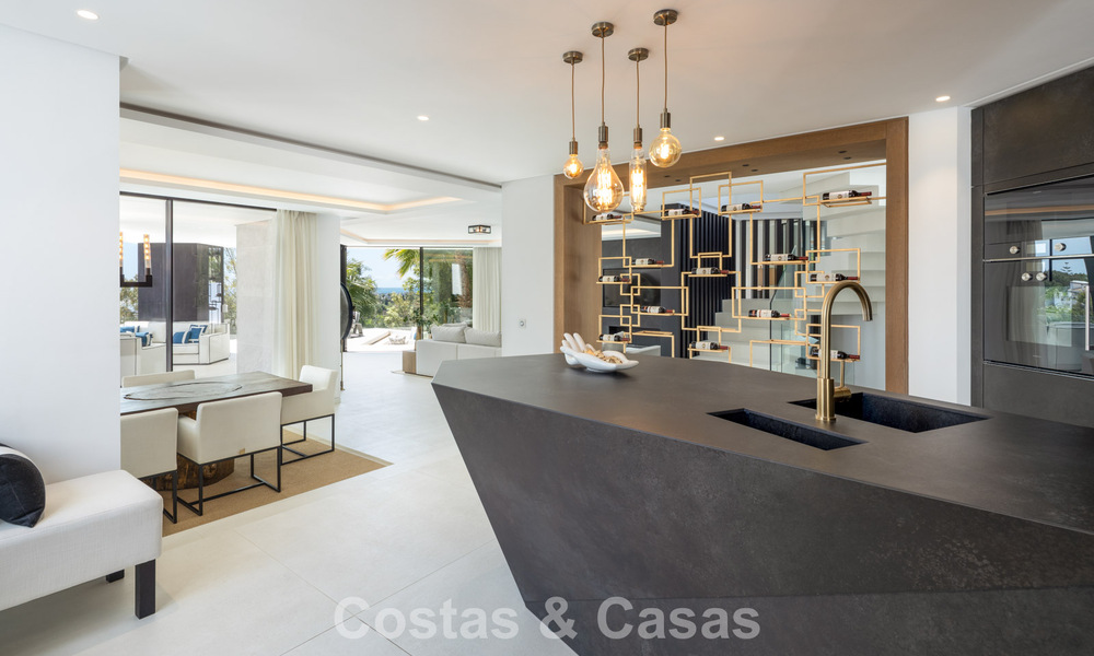 Villa de diseño vanguardista con vistas panorámicas al mar en venta en una comunidad cerrada en Benahavis - Marbella 780008