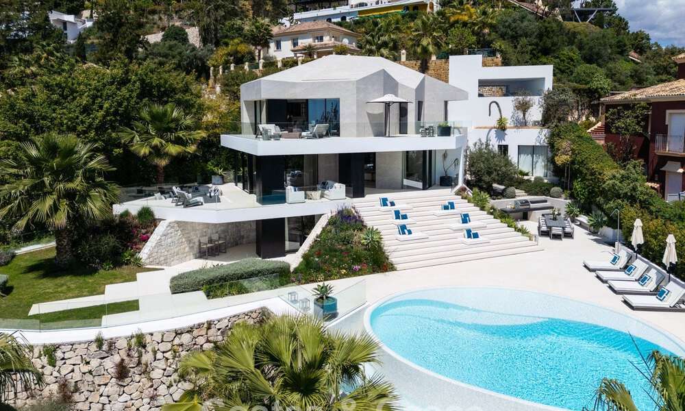 Villa de diseño vanguardista con vistas panorámicas al mar en venta en una comunidad cerrada en Benahavis - Marbella 780011
