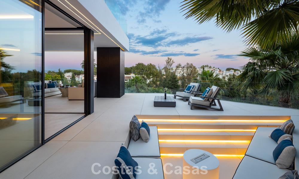 Villa de diseño vanguardista con vistas panorámicas al mar en venta en una comunidad cerrada en Benahavis - Marbella 780012