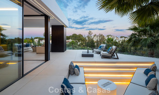 Villa de diseño vanguardista con vistas panorámicas al mar en venta en una comunidad cerrada en Benahavis - Marbella 780012 