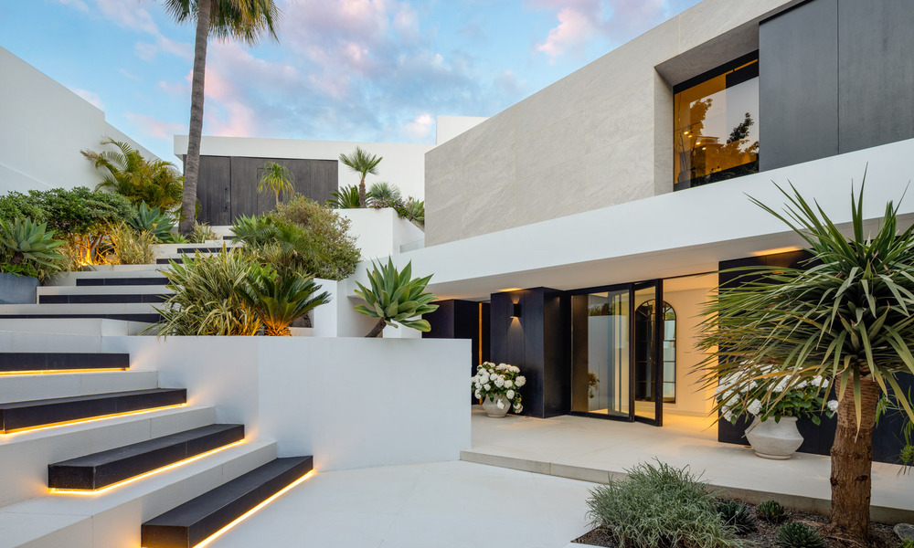 Villa de diseño vanguardista con vistas panorámicas al mar en venta en una comunidad cerrada en Benahavis - Marbella 780013