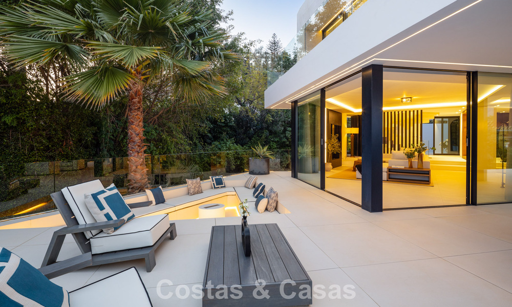 Villa de diseño vanguardista con vistas panorámicas al mar en venta en una comunidad cerrada en Benahavis - Marbella 780014