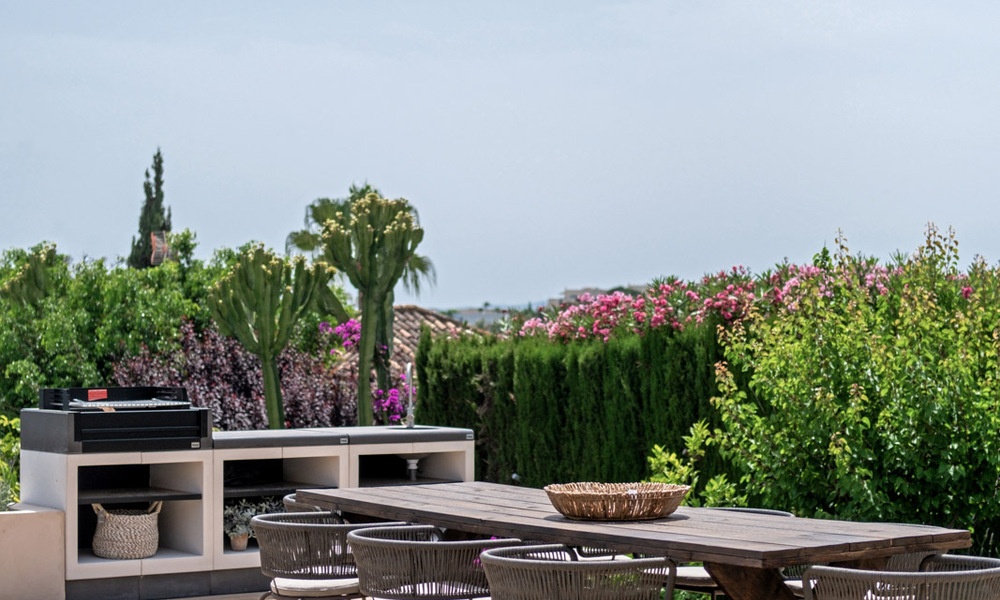 Villa de lujo lista para entrar a vivir con estilo ibicenco en venta en una urbanización muy solicitada de Benahavis - Marbella 780019