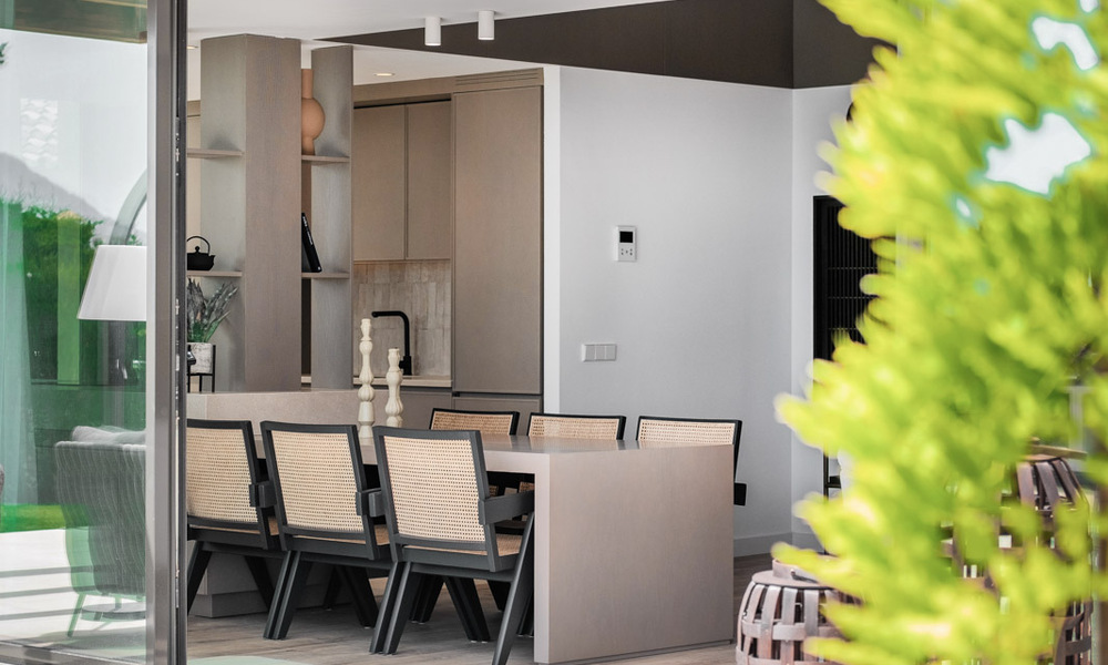 Villa de lujo lista para entrar a vivir con estilo ibicenco en venta en una urbanización muy solicitada de Benahavis - Marbella 780020