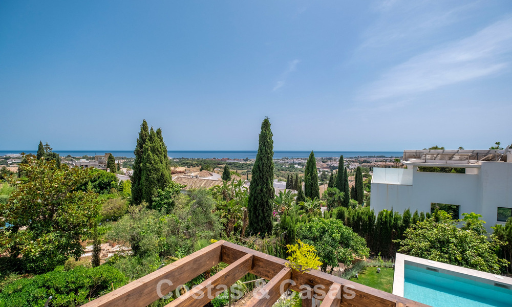 Villa de lujo lista para entrar a vivir con estilo ibicenco en venta en una urbanización muy solicitada de Benahavis - Marbella 780023