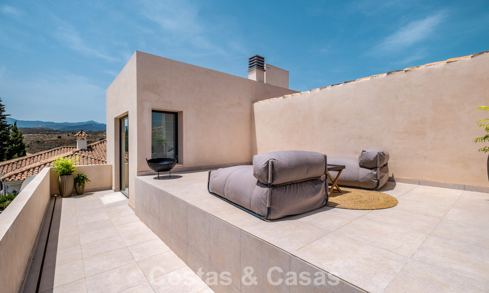 Villa de lujo lista para entrar a vivir con estilo ibicenco en venta en una urbanización muy solicitada de Benahavis - Marbella 780024