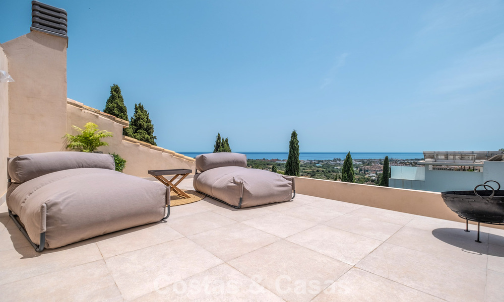 Villa de lujo lista para entrar a vivir con estilo ibicenco en venta en una urbanización muy solicitada de Benahavis - Marbella 780025