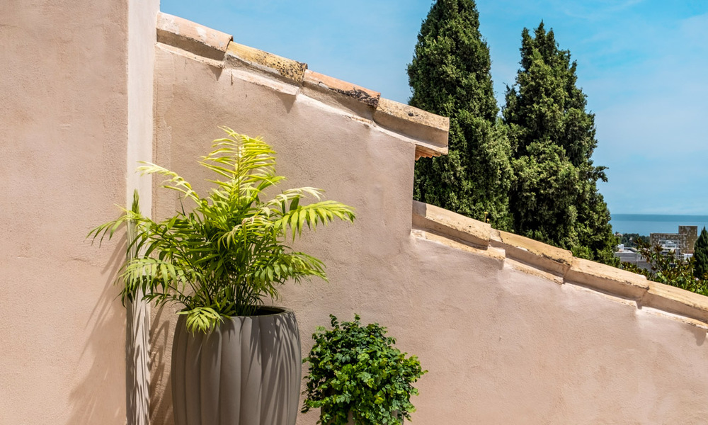 Villa de lujo lista para entrar a vivir con estilo ibicenco en venta en una urbanización muy solicitada de Benahavis - Marbella 780026