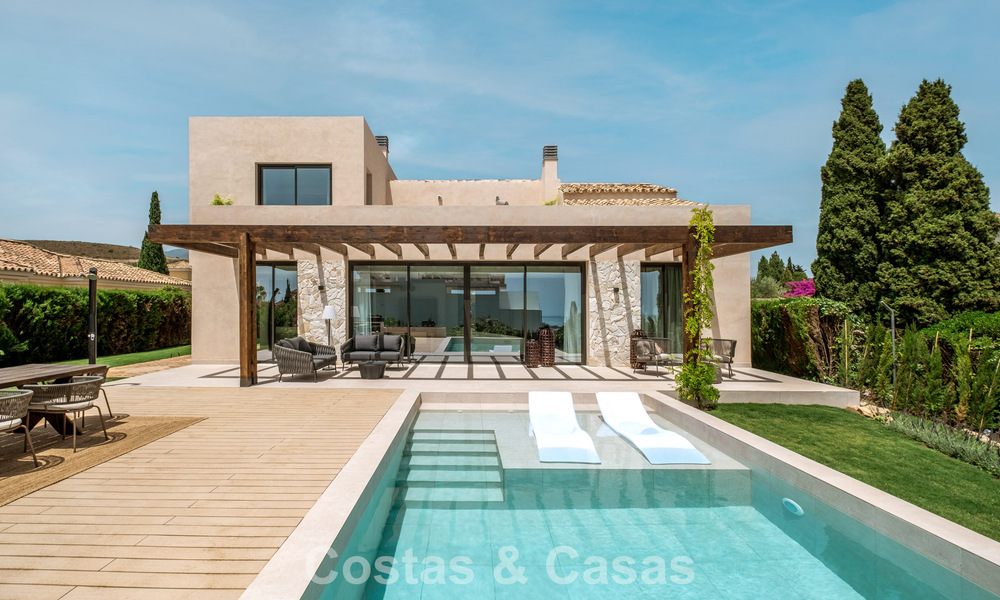 Villa de lujo lista para entrar a vivir con estilo ibicenco en venta en una urbanización muy solicitada de Benahavis - Marbella 780027