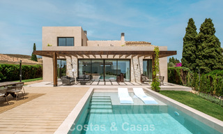 Villa de lujo lista para entrar a vivir con estilo ibicenco en venta en una urbanización muy solicitada de Benahavis - Marbella 780027 