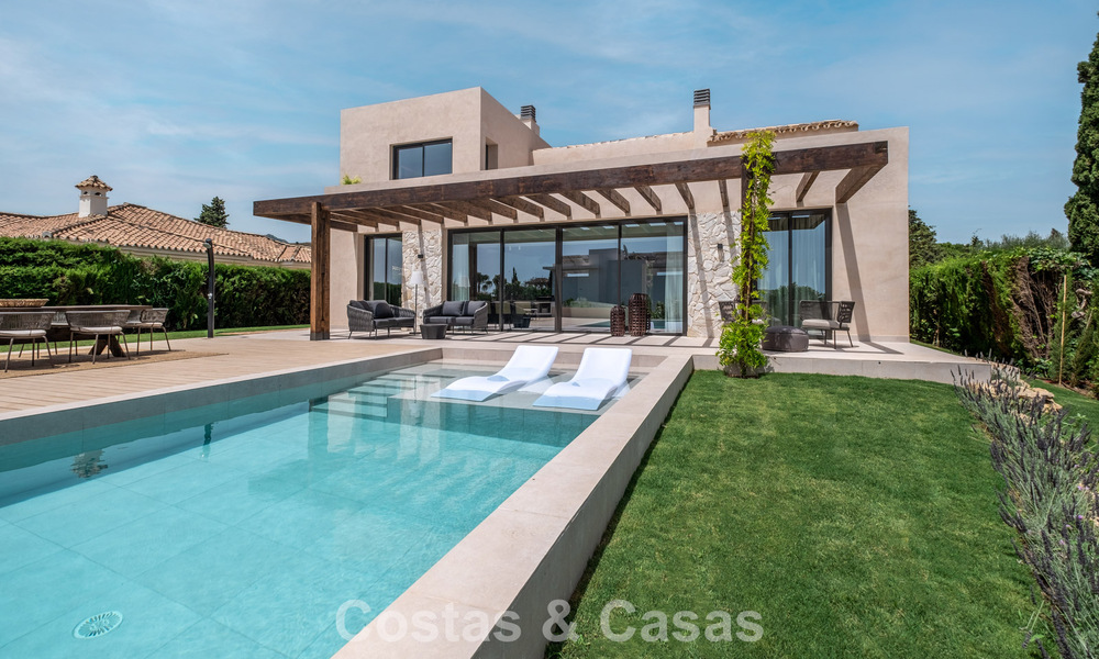 Villa de lujo lista para entrar a vivir con estilo ibicenco en venta en una urbanización muy solicitada de Benahavis - Marbella 780028