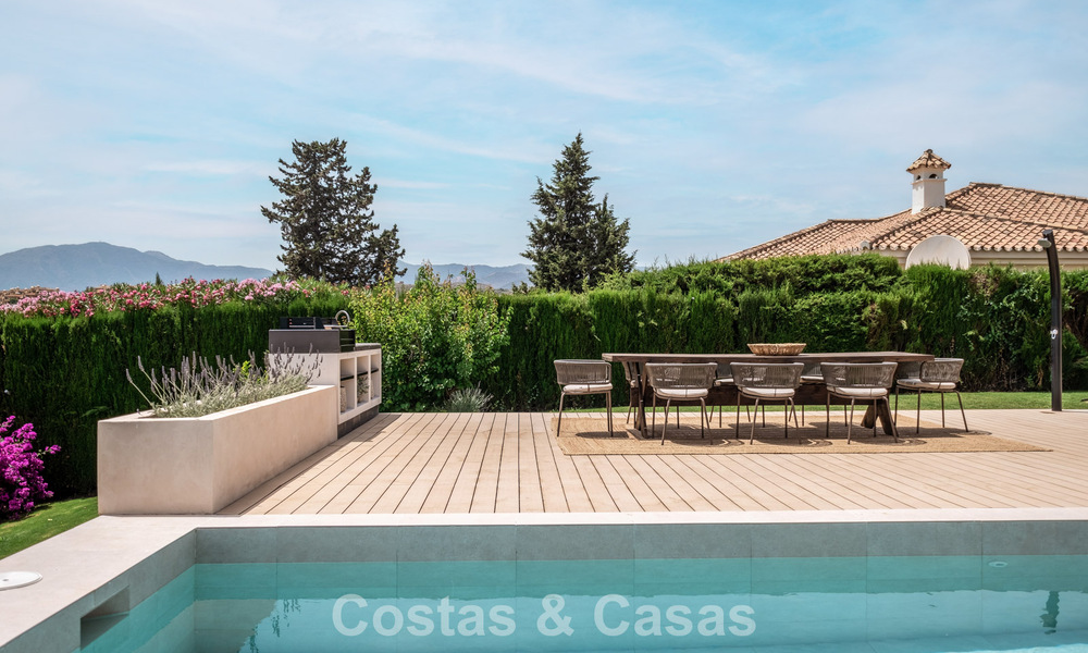 Villa de lujo lista para entrar a vivir con estilo ibicenco en venta en una urbanización muy solicitada de Benahavis - Marbella 780029