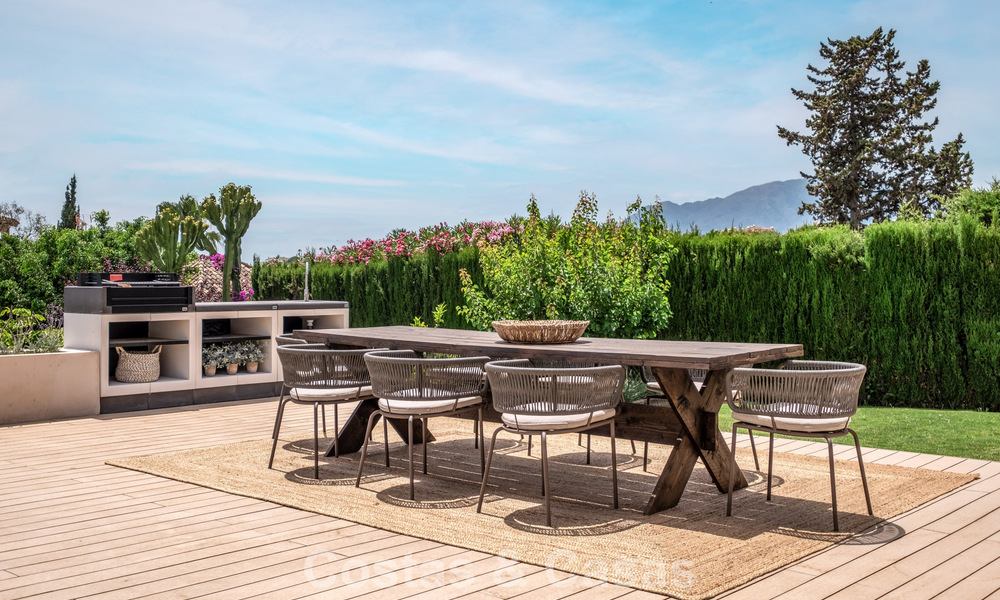 Villa de lujo lista para entrar a vivir con estilo ibicenco en venta en una urbanización muy solicitada de Benahavis - Marbella 780031