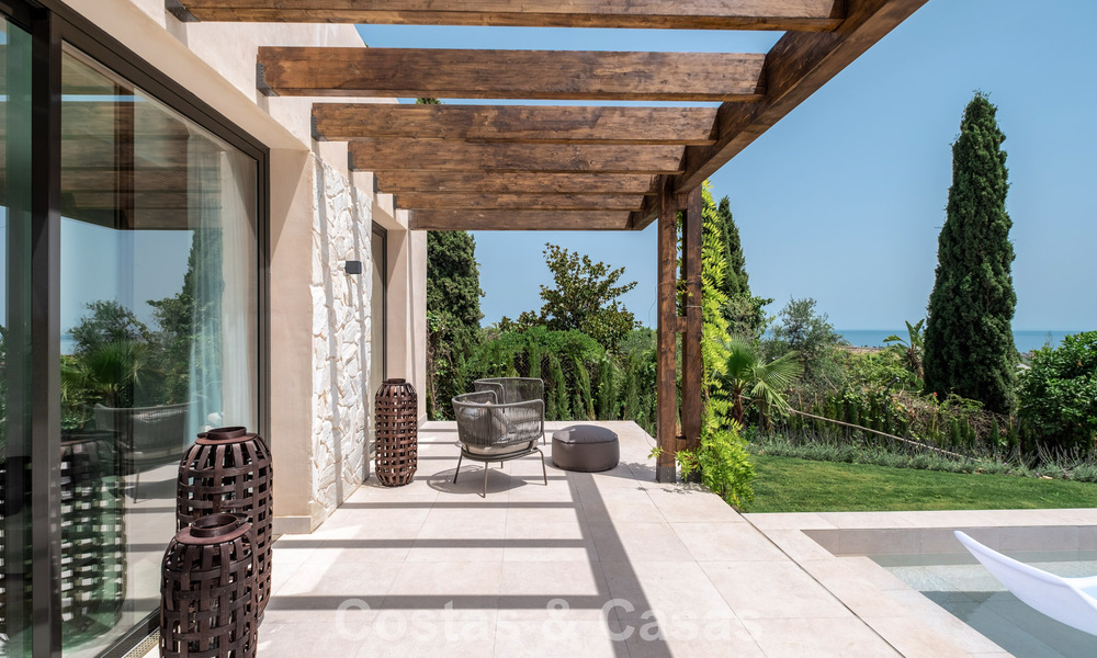 Villa de lujo lista para entrar a vivir con estilo ibicenco en venta en una urbanización muy solicitada de Benahavis - Marbella 780032