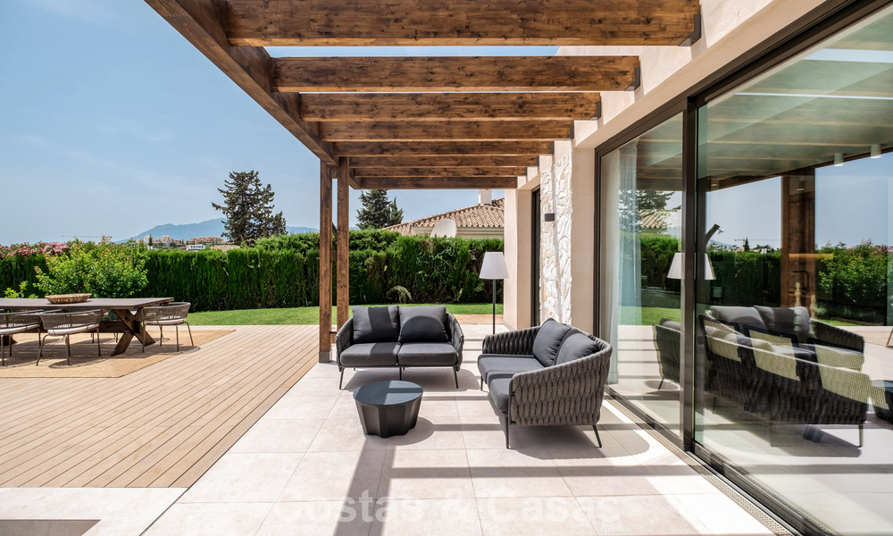 Villa de lujo lista para entrar a vivir con estilo ibicenco en venta en una urbanización muy solicitada de Benahavis - Marbella 780033