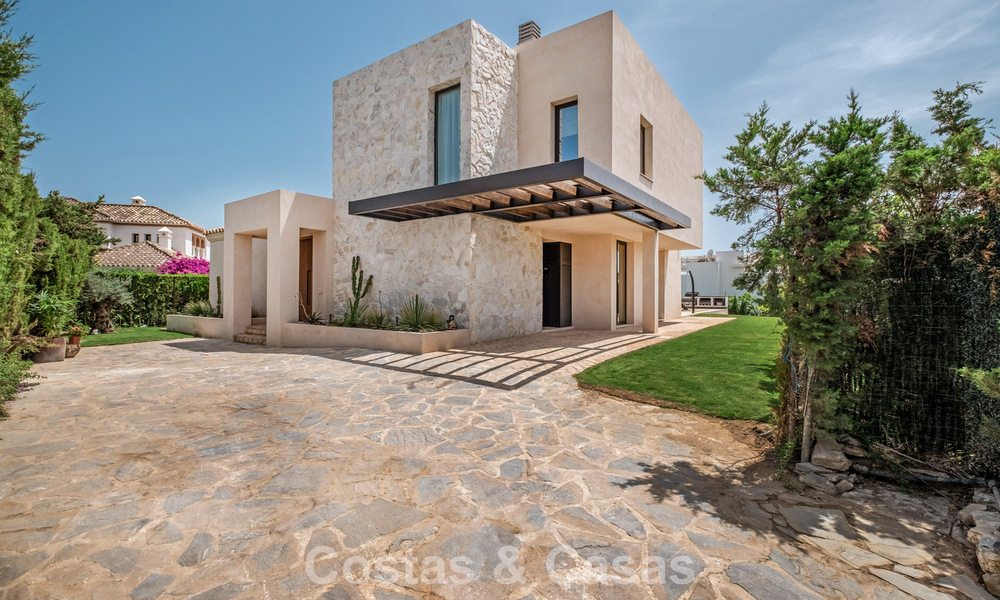 Villa de lujo lista para entrar a vivir con estilo ibicenco en venta en una urbanización muy solicitada de Benahavis - Marbella 780034