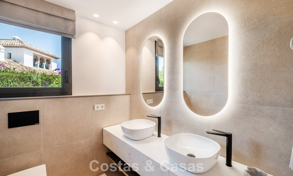 Villa de lujo lista para entrar a vivir con estilo ibicenco en venta en una urbanización muy solicitada de Benahavis - Marbella 780045