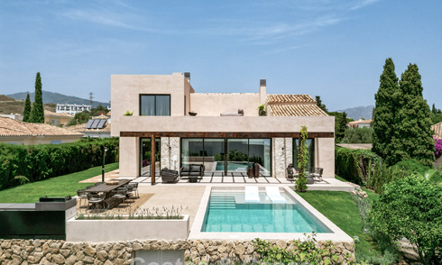 Villa de lujo lista para entrar a vivir con estilo ibicenco en venta en una urbanización muy solicitada de Benahavis - Marbella 780046