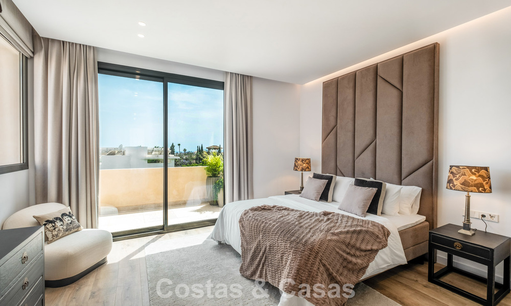 Villa de lujo lista para entrar a vivir con estilo ibicenco en venta en una urbanización muy solicitada de Benahavis - Marbella 780047