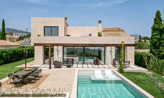 Villa de lujo lista para entrar a vivir con estilo ibicenco en venta en una urbanización muy solicitada de Benahavis - Marbella 780048 