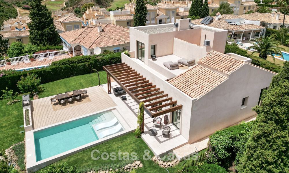 Villa de lujo lista para entrar a vivir con estilo ibicenco en venta en una urbanización muy solicitada de Benahavis - Marbella 780050