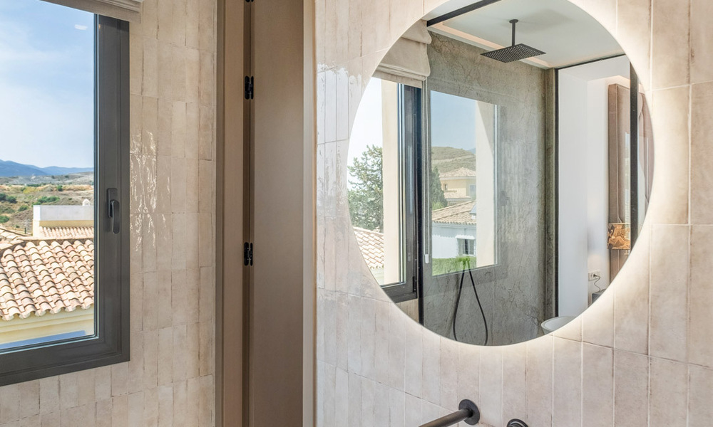 Villa de lujo lista para entrar a vivir con estilo ibicenco en venta en una urbanización muy solicitada de Benahavis - Marbella 780056