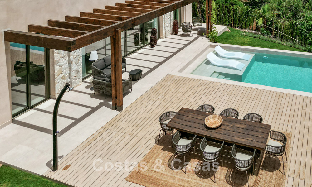 Villa de lujo lista para entrar a vivir con estilo ibicenco en venta en una urbanización muy solicitada de Benahavis - Marbella 780058