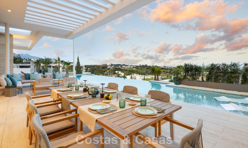 Villa de lujo de alta gama con vistas panorámicas en venta en un resort de golf en la Milla de Oro en Benahavis - Marbella 780110