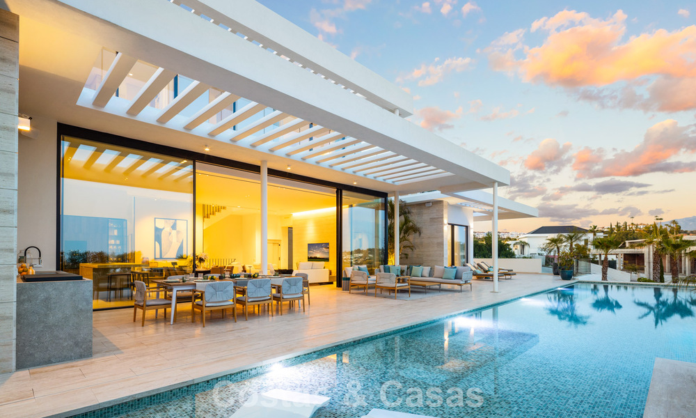 Villa de lujo de alta gama con vistas panorámicas en venta en un resort de golf en la Milla de Oro en Benahavis - Marbella 780111