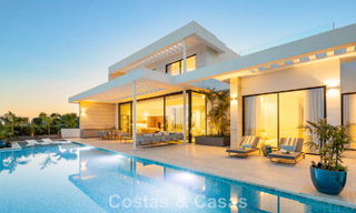 Villa de lujo de alta gama con vistas panorámicas en venta en un resort de golf en la Milla de Oro en Benahavis - Marbella 780112 