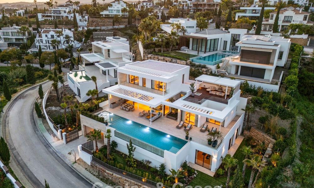 Villa de lujo de alta gama con vistas panorámicas en venta en un resort de golf en la Milla de Oro en Benahavis - Marbella 780113
