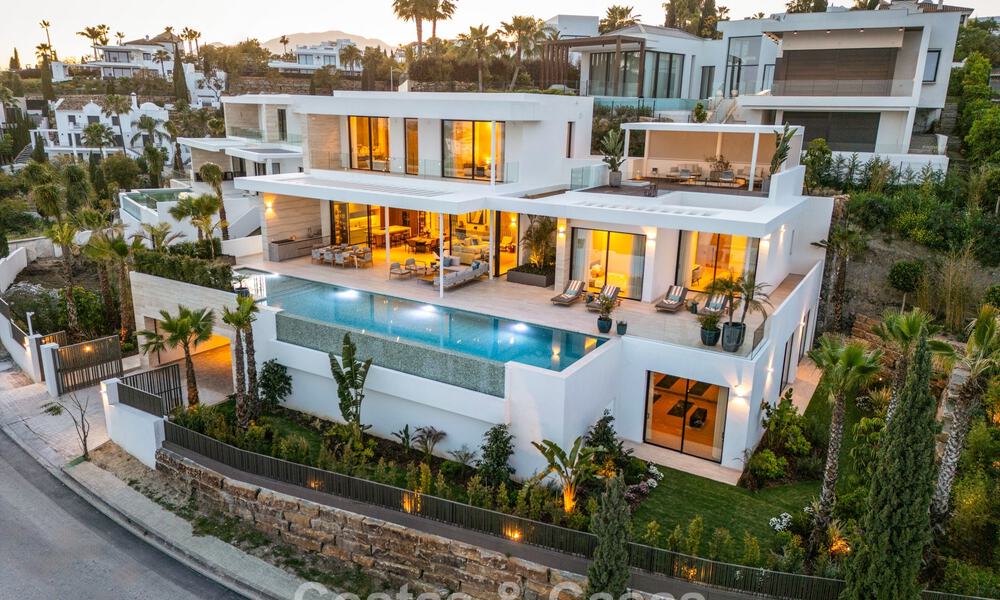 Villa de lujo de alta gama con vistas panorámicas en venta en un resort de golf en la Milla de Oro en Benahavis - Marbella 780114