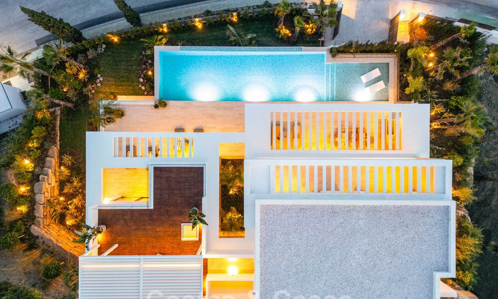 Villa de lujo de alta gama con vistas panorámicas en venta en un resort de golf en la Milla de Oro en Benahavis - Marbella 780115