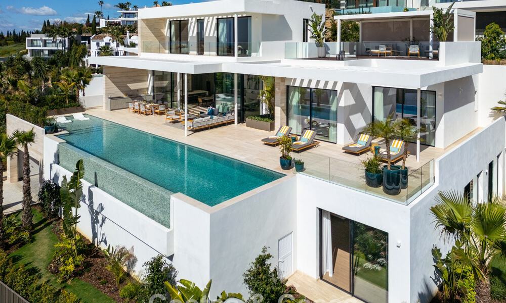 Villa de lujo de alta gama con vistas panorámicas en venta en un resort de golf en la Milla de Oro en Benahavis - Marbella 780117