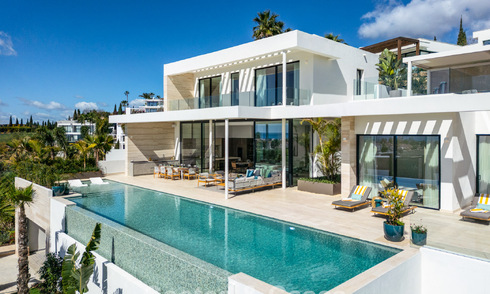 Villa de lujo de alta gama con vistas panorámicas en venta en un resort de golf en la Milla de Oro en Benahavis - Marbella 780119