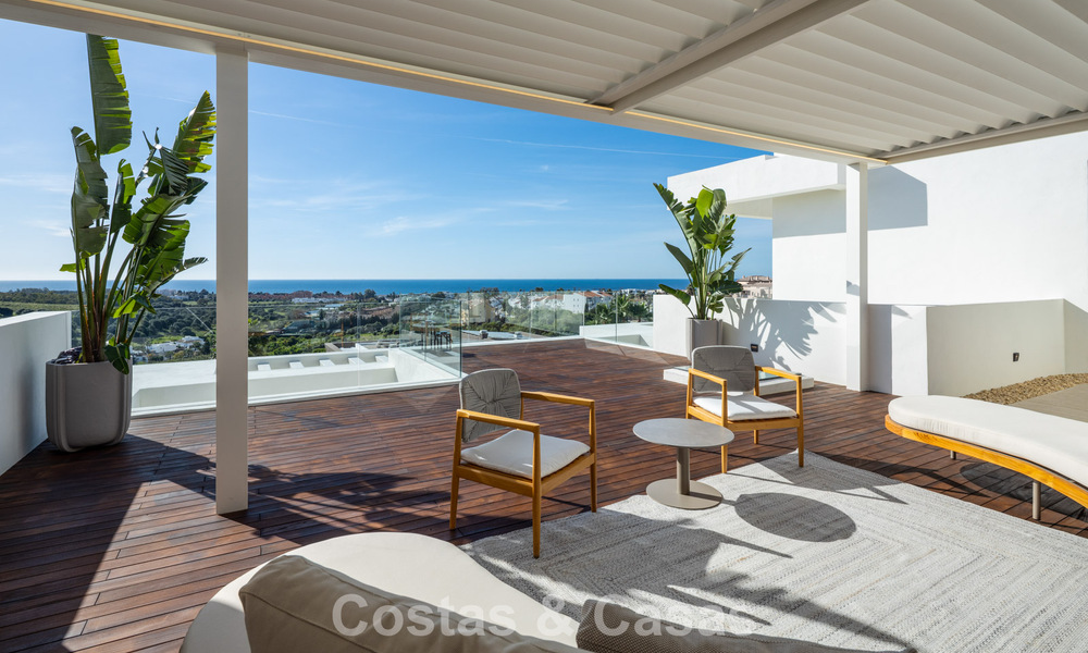Villa de lujo de alta gama con vistas panorámicas en venta en un resort de golf en la Milla de Oro en Benahavis - Marbella 780120
