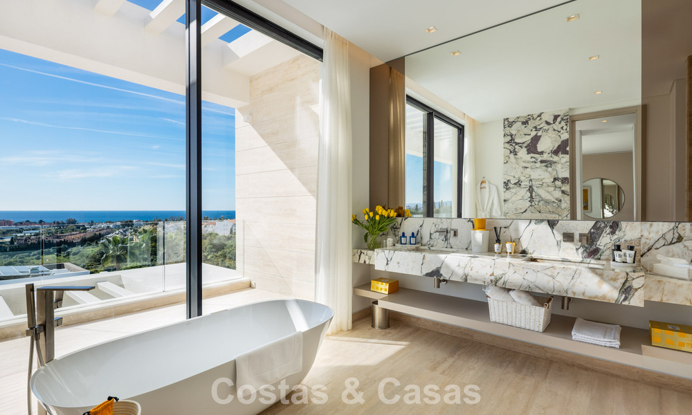 Villa de lujo de alta gama con vistas panorámicas en venta en un resort de golf en la Milla de Oro en Benahavis - Marbella 780123