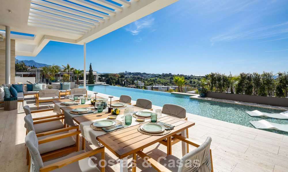 Villa de lujo de alta gama con vistas panorámicas en venta en un resort de golf en la Milla de Oro en Benahavis - Marbella 780126