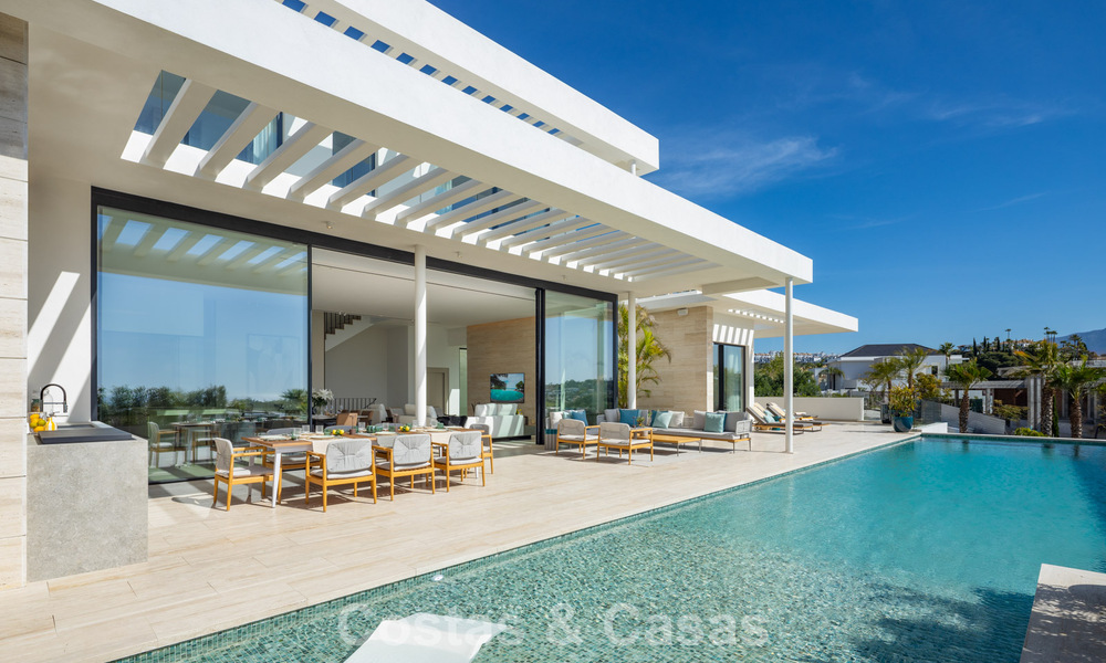 Villa de lujo de alta gama con vistas panorámicas en venta en un resort de golf en la Milla de Oro en Benahavis - Marbella 780127
