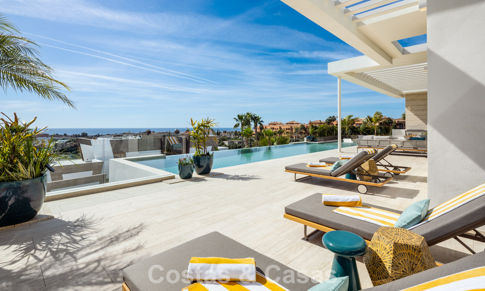 Villa de lujo de alta gama con vistas panorámicas en venta en un resort de golf en la Milla de Oro en Benahavis - Marbella 780128