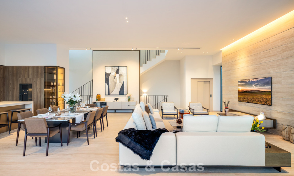 Villa de lujo de alta gama con vistas panorámicas en venta en un resort de golf en la Milla de Oro en Benahavis - Marbella 780142