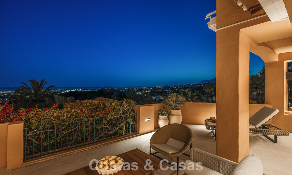 Apartamento de primera clase con vistas panorámicas al mar en venta en el Valle del Golf de Nueva Andalucía, Marbella 780261