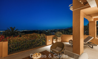 Apartamento de primera clase con vistas panorámicas al mar en venta en el Valle del Golf de Nueva Andalucía, Marbella 780261 