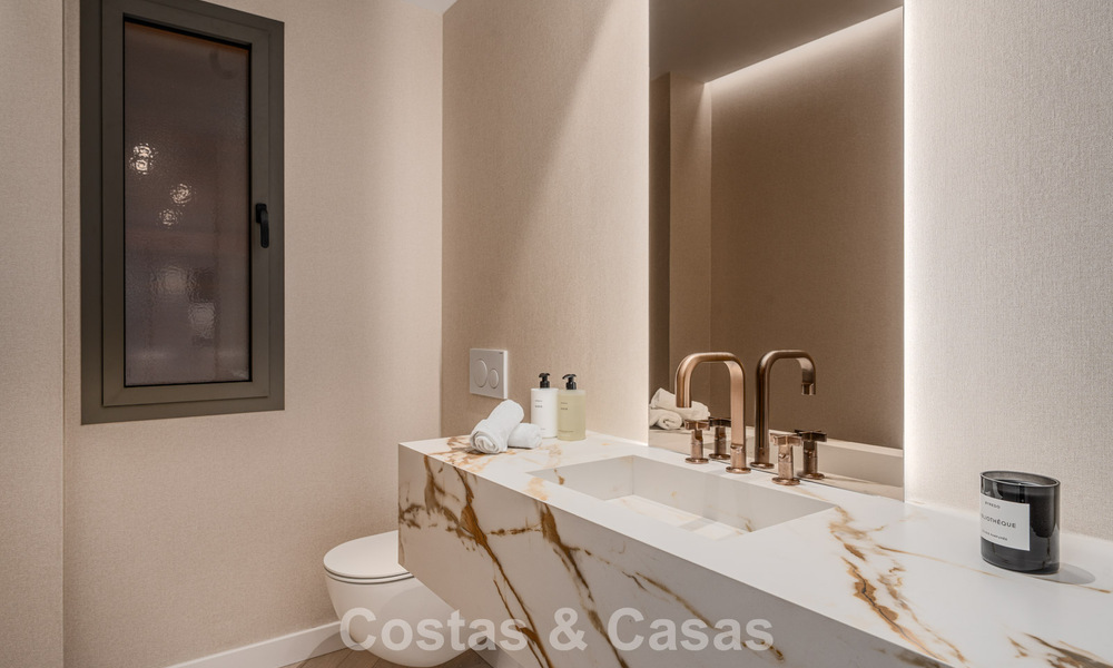 Apartamento de primera clase con vistas panorámicas al mar en venta en el Valle del Golf de Nueva Andalucía, Marbella 780262