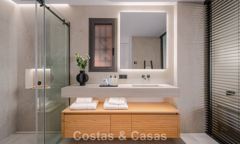 Apartamento de primera clase con vistas panorámicas al mar en venta en el Valle del Golf de Nueva Andalucía, Marbella 780263